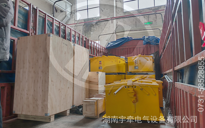國(guó)外客戶(hù)定制的蓄電池井下電機(jī)車(chē)裝車(chē)發(fā)貨